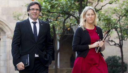 El presidente de la Generalitat, Carles Puigdemont, y la portavoz Neus Munt&eacute;.