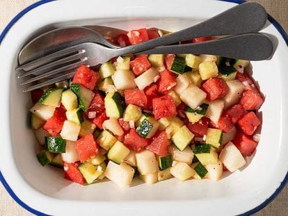 Ensalada de sandía, melón y pepino con vinagreta de lima