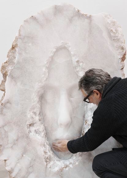 El escultor ultima una obra en alabastro en su taller de Sant Feliu.