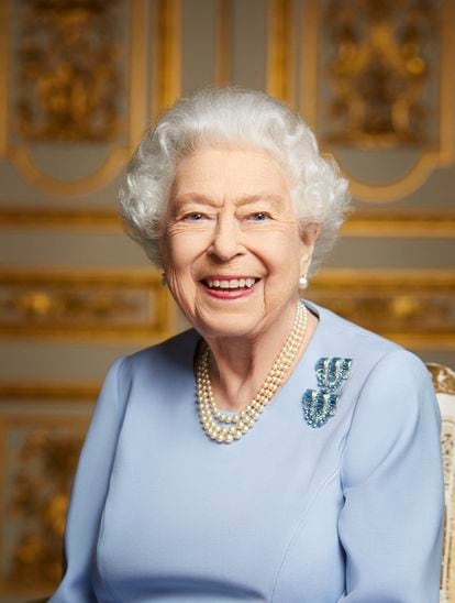 Última imagen de Isabel II distribuida por el Palacio de Buckingham el 18 de septiembre de 2022 muestra a la reina Isabel II de Gran Bretaña sonriendo, fotografiada en el Castillo de Windsor en mayo de 2022.