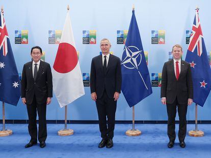 El primer ministro de Australia, el de Japón, el secretario general de la OTAN, el primer ministro de Nueva Zelanda y el presidente de Corea del Sur en la cumbre de la OTAN en Vilnius.