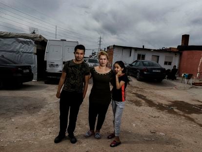 Cristián, su madre Agustina, y su hermana Rubi, en los alrededores de su casa de Cañada Real (Madrid).