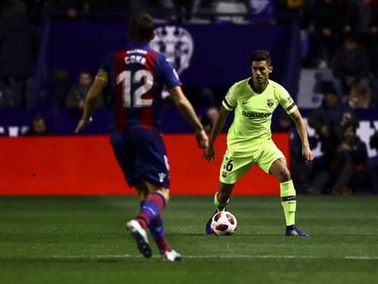 Chumi conduce el balón ante Coke, en el Levante-Barça. 