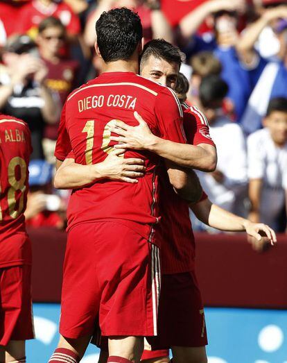 David Villa abraza a Diego Costa tras marcar el gol de España.