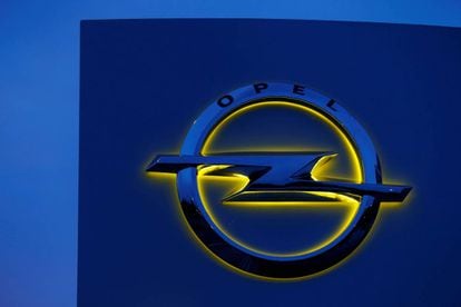 Símbolo de la marca de coches Opel.