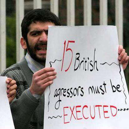 Un iraní muestra un cartel en el que se pide la ejecución de los marinos británicos capturados.