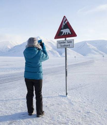 Señal de advertencia en el valle de Adventdalen, cerca de Longyearbyen, en las islas Svalbard (Noruega).