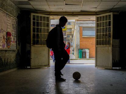 Un estudiante del colegio Julio César Turbay en Soacha, un municipio periférico de Bogotá, Colombia.