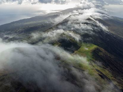 Paisaje en la isla de San Jorge, en Azores (Portugal).