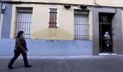 Uno de los edificios tapiados para evitar ocupaciones, en la calle Voluntarios de Macabebes, en el distrito de Arganzuela.
