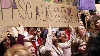 Estudiantes defienden los derechos de las mujeres el 8 de marzo del año pasado en Barcelona. 