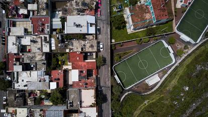 Vista aérea de la colonia Popular Santa Teresa (izq) y la colonia Fuentes del Pedregal al sur de Ciudad de México.