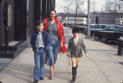 Gloria Vanderbilt with her two sons Carter Vanderbilt Cooper (1965 - 1988) and Anderson Cooper.