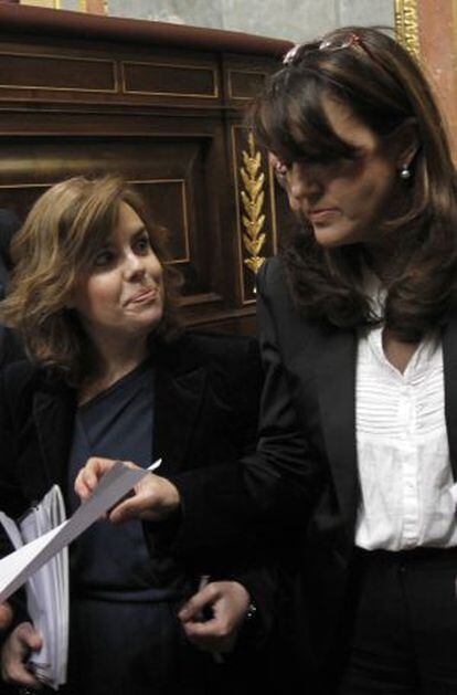 La vicepresidenta Soraya Sáenz de Santamaría, junto a la portavoz socialista, Soraya Rodríguez, en el Congreso en abril pasado.