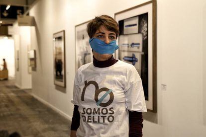 Protesta ante el lugar donde Ifema retiró la obra Presos Políticos.
