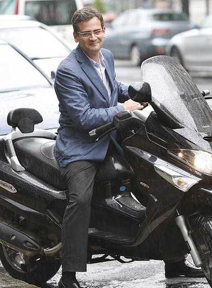 Antonio Basagoiti posa en su moto ante la sede del PP en Bilbao.