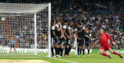 Los jugadores del Malaga observan como entra el balón de Ronaldo en la porteria.
