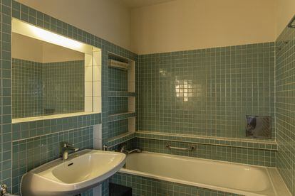 El cuarto de baño permanece tal cual lo diseñó Margarete Schütte-Lihotzky (solo se ha perdido la cortina de la bañera).