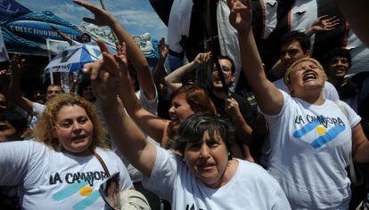 Activistas de derechos humanos protestan ante el tribunal de Buenos Aires.