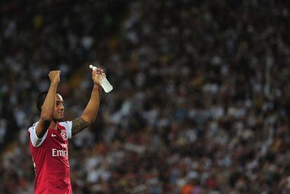 Walcott celebra el pase del Arsenal.