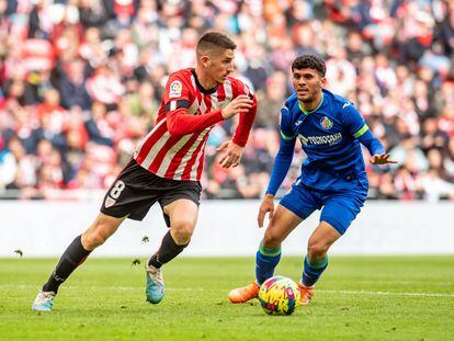 Oihan Sancet controla el balón ante Carles Aleñá durante el Athletic-Getafe de este sábado.