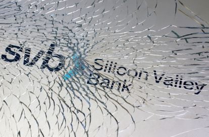 Logo del Silicon Valley Bank visto a través de un cristal quebrado.