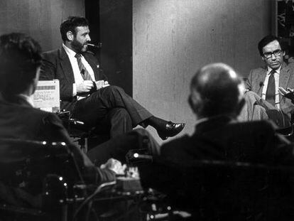 Alfonso Guerra y, a la izquierda, Jos&eacute; Luis Balb&iacute;n en el programa &#039;La Clave&#039; de TVE en 1981. 