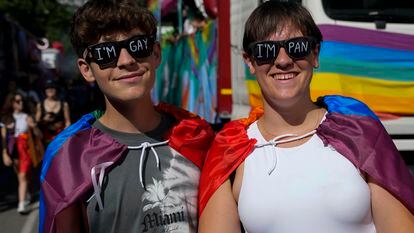 Dos de los asistentes al desfile del Pride, este sábado, en Barcelona