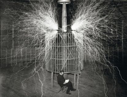 Una imagen de Nikola Tesla, inventor, ingeniero mecánico, ingeniero eléctrico y físico de origen serbio de entre siglos. Es conocido por sus invenciones en el campo del electromagnetismo. Todo su patrimonio documental fue propuesto por Serbia a la Unesco para formar parte del listado de la Memoria del Mundo.