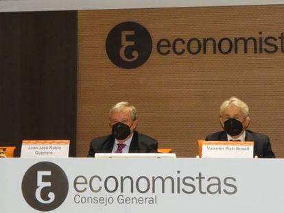 Agustín Fernández, presidente del REAF; Juan José Rubio, catedrático de Hacienda de la UCLM; Valentín Pich, presidente del CGE; y Carmen Jover, vocal del Consejo del REAF-CGE. 