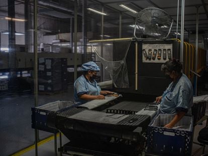 Dos empleadas trabajan en una fábrica de televisores, en Tijuana, Estado de Baja California (México), el 9 de septiembre de 2021.