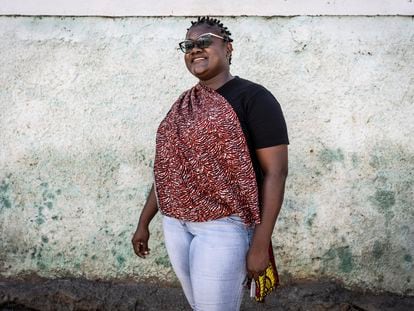 Filipa Gourrett, superviviente de violencia de género, en el barrio de Mavalane, Maputo, en junio de 2023