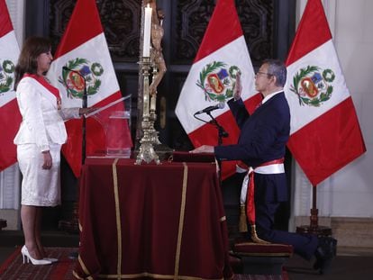 La presidenta de Perú, Dina Boluarte, tomaba juramento a su primer ministro, Pedro Miguel Ángulo Arana, durante una ceremonia en el Palacio de Gobierno de Lima el pasado 10 de diciembre.