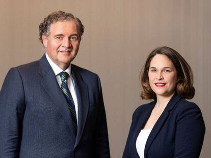 Alfonso Diez de Rivera, presidente de Elzaburu, y Mabel Klimt . socia directora de la firma.