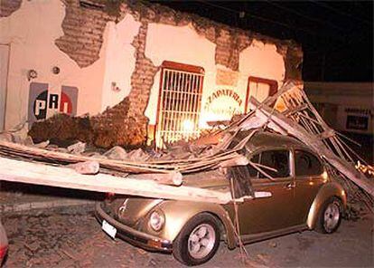 Daños causados por el terremoto en una calle de la ciudad de Colima.