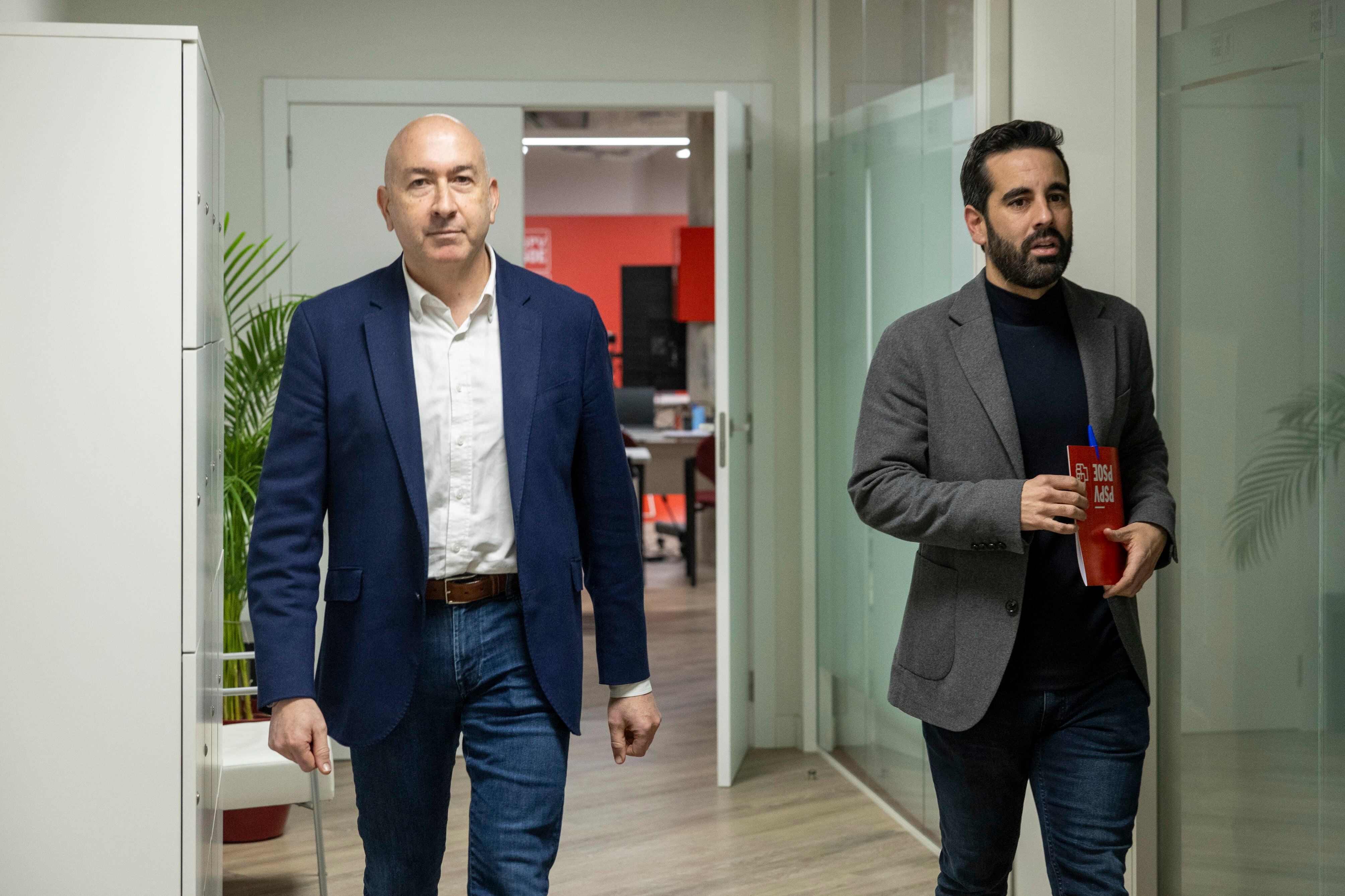 Alejandro Soler, a la izquierda, y José Muñoz, portavoz socialista en las Cortes Valencianas, este lunes, al término de la ejecutiva del PSPV-PSOE. 