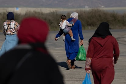 Un grupo de mujeres tras recoger comida donada en la Asociación luz para las naciones en Níjar, en febrero.