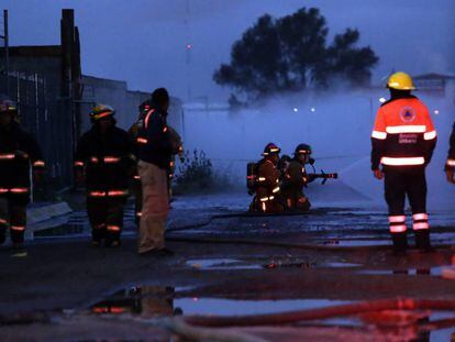 Grupos de Protección Civil y bomberos trabajan para sofocar las nubes de gas en el estado de Puebla (México). 