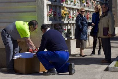 Los familiares de un presunto bebé robado asisten a su exhumación en Málaga, en 2012.