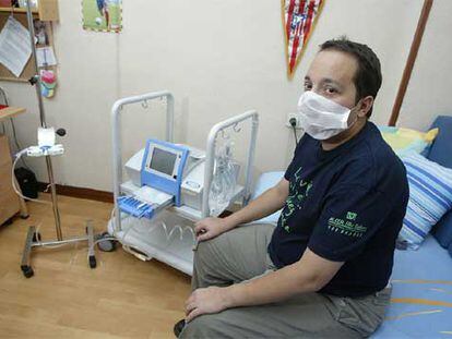 Antonio González, paciente que recibe tratamiento de diálisis en casa.