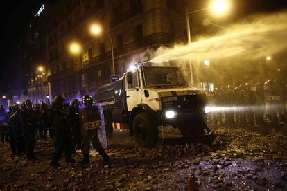 Una tanqueta tanqueta de agua a presión empleada contra los radicales que han protagonizado violentos disturbios en la noche del viernes y la madrugada del sábado en las calles de Barcelona.