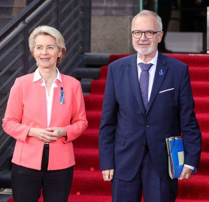 La presidenta de la Comisión, Ursula von der Leyen, y el presidente del Banco Europeo de Inversiones, Werner Hoyer, en octubre en Berlín.