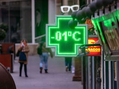El termómetro de una farmacia de Teruel registra un grado bajo cero, el 24 de enero.