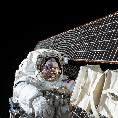 IN SPACE - NOVEMBER 6:  In this handout photo provided by NASA, NASA astronaut Scott Kelly works outside of the International Space Station during a spacewalk on November 6, 2015 in space. Kelly and fellow NASA astronaut Kjell Lindgren restored the port truss (P6) ammonia cooling system to its original configuration and returned ammonia to the desired levels in both the prime and back-up systems. The spacewalk lasted for seven hours and 48 minutes.. (Photo by NASA via Getty Images)