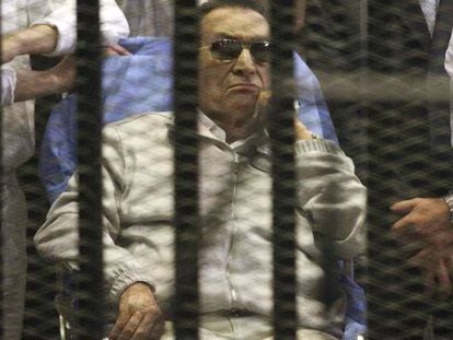 El exdictador egipcio Hosni Mubarak durante una vista judicial, en la academia de policía de El Cairo, el 15 abril de 2013. En vídeo, la cronología de su absolución.