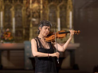 Amandine Beyer interpretando las 'Sonatas y Partitas para violín solo' de Bach junto a la tumba del compositor en la Thomaskirche de Leipzig durante el Bachfest de 2022.