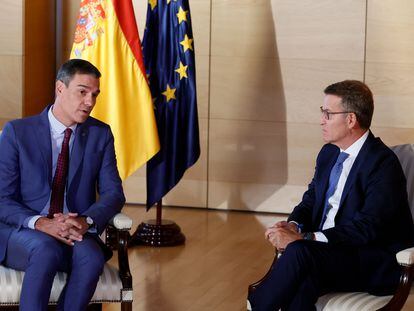 El líder del PP, Alberto Núñez Feijóo (derecha), y el presidente del Gobierno en funciones y secretario general del PSOE, Pedro Sánchez, el miércoles pasado en el Congreso.