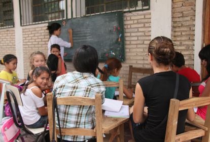 Proyecto musical y educativo que acoge a niños y jóvenes del barrio de Cateura, la Orquesta de Instrumentos Reciclados nació en 2006 gracias al técnico ambiental, maestro y músico aficionado Favio Chávez.