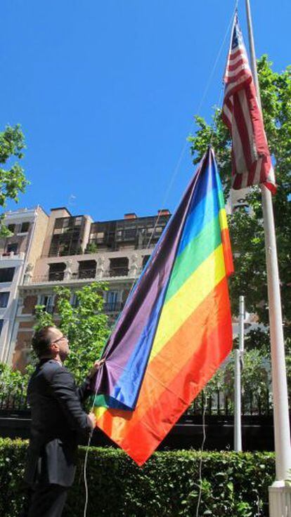 El embajador de EE UU en España, James Costos, iza la bandera gay en la embajada.