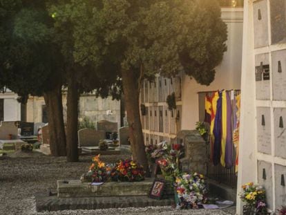 Cementerio de Collioure con la tumba de Antonio Machado adornada con flores y banderas republicanas. Vicens Giménez 